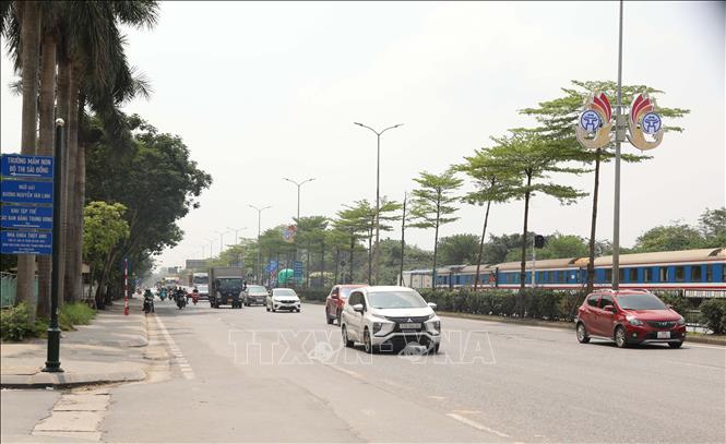 Các phương tiện di chuyển trên đường Nguyễn Văn Linh . Ảnh: Thành Phương - TTXVN