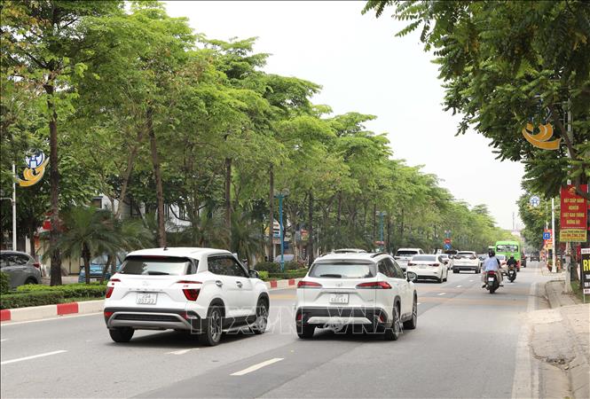  Các phương tiện di chuyển trên đường Cổ Linh hướng về Aeon Mall Long Biên. Ảnh: Thành Phương - TTXVN