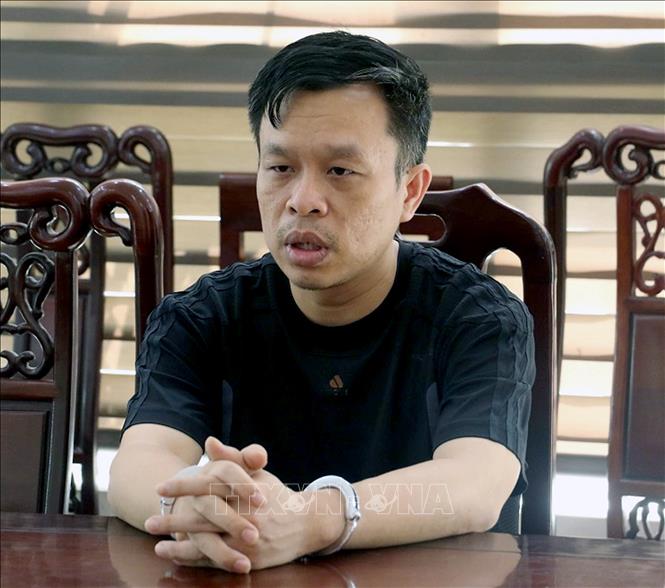 Đối tượng Hoàng Tứ Trạch (sinh năm 1985, trú tại thành phố Vinh, Nghệ An) tại cơ quan Công an. Ảnh: TTXVN phát