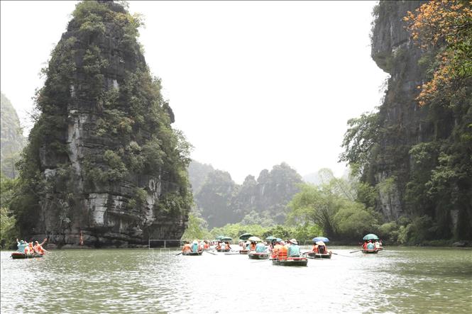 Du khách tham quan Khu du lịch sinh thái Tràng An. Ảnh: Đức Phương - TTXVN