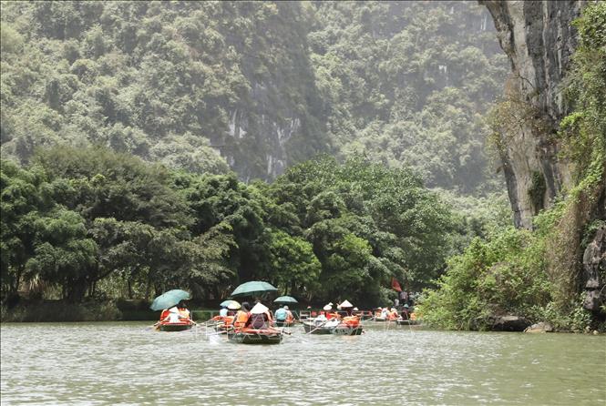 Du khách tham quan Khu du lịch sinh thái Tràng An. Ảnh: Đức Phương - TTXVN