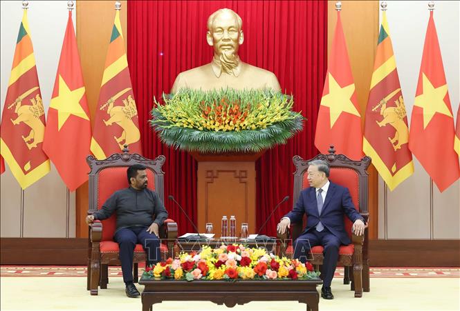 Party General Secretary To Lam receives President of Sri Lanka Anura Kumara Dissanayaka in Hanoi on May 4. VNA Photo: Thống Nhất