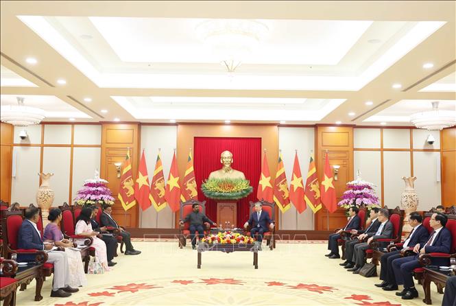 Party General Secretary To Lam receives President of Sri Lanka Anura Kumara Dissanayaka in Hanoi on May 4. VNA Photo: Thống Nhất