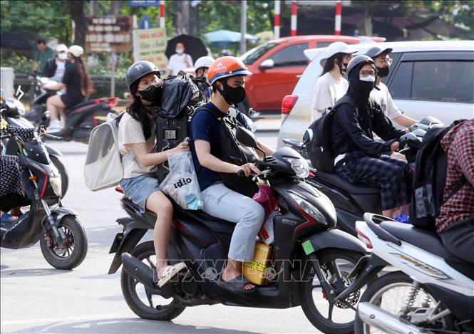 Người dân mang đồ đạc lỉnh kỉnh trở lại Thủ đô sau 5 ngày nghỉ lễ. Ảnh: Phạm Kiên - TTXVN