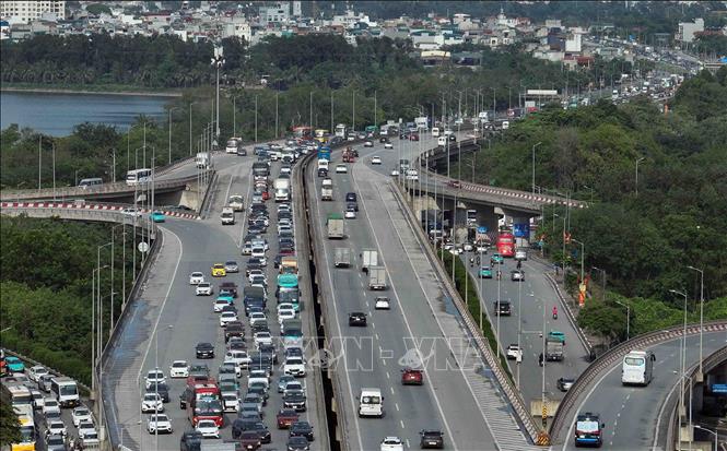 Lượng phương tiện đoạn kết thúc cao tốc Pháp Vân - Cầu Giẽ hướng vào Vành đai 3 trên cao có tăng nhưng không đáng kể (ảnh chụp lúc 16h11). Ảnh: Phạm Kiên - TTXVN