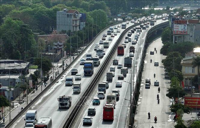 Đường Vành đai 3 trên cao, các phương tiện giao thông di chuyển thuận lợi (ảnh chụp lúc 16h15). Ảnh: Phạm Kiên - TTXVN