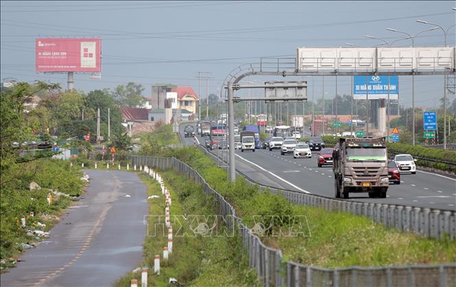 Giao thông thông thoáng tại đoạn kết thúc cao tốc Pháp Vân - Cầu Giẽ hướng vào trung tâm Thủ đô (ảnh chụp lúc 15h54) . Ảnh: Phạm Kiên - TTXVN