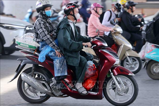 Người dân mang đồ đạc lỉnh kỉnh trở lại Thủ đô sau 5 ngày nghỉ lễ 30/4 – 1/5. Ảnh: Phạm Kiên - TTXVN