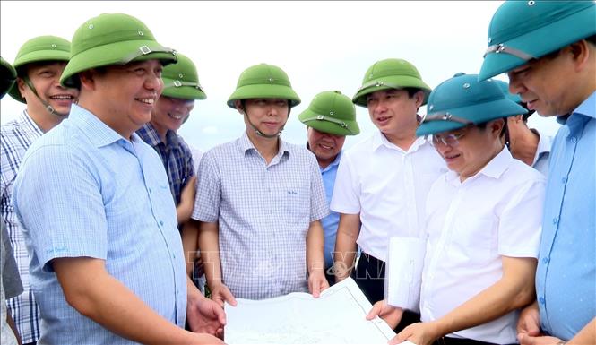 Lãnh đạo huyện Tiền Hải kiểm tra công tác xử lý vi phạm về đất đai tại xã Nam Phú. Ảnh: Thế Duyệt – TTXVN