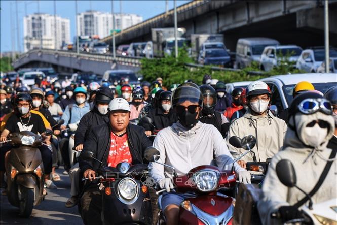 Lối xuống đường Vành đai 3 trên cao đoạn Khu đô thị Linh Đàm ùn nhẹ do phía trước có đèn tín hiệu (ảnh chụp lúc 17 giờ 05 phút). Ảnh: Tuấn Anh - TTXVN 