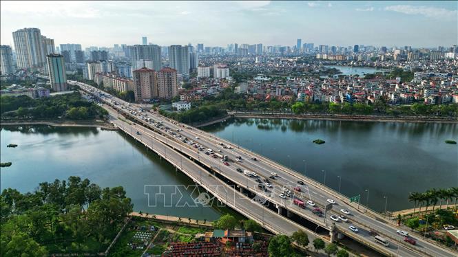 Đường Vành đai 3 đoạn qua hồ Linh Đàm thông thoáng cả hai chiều (ảnh chụp lúc 17 giờ). Ảnh: Tuấn Anh - TTXVN 