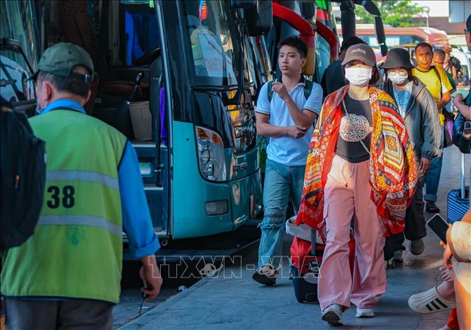 Hành khách từ các tỉnh phía Nam xuống Bến xe Nước Ngầm, quay trở lại Thủ đô lúc 17h15' ngày 4/5. Ảnh: Hoàng Hiếu - TTXVN
