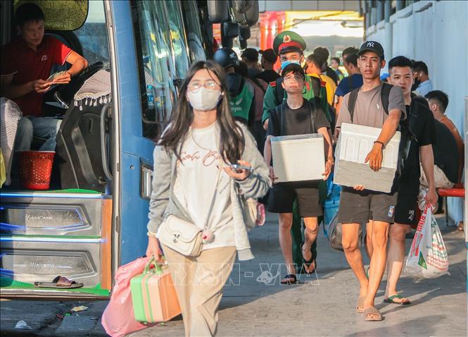 Hành khách từ các tỉnh phía Nam xuống Bến xe Nước Ngầm, quay trở lại Thủ đô lúc 17h15' ngày 4/5. Ảnh: Hoàng Hiếu - TTXVN