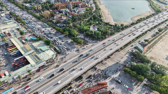 Giao thông tại ngã tư đường Vành đai 3 - đường Ngọc Hồi lúc 17h. Ảnh: Hoàng Hiếu - TTXVN