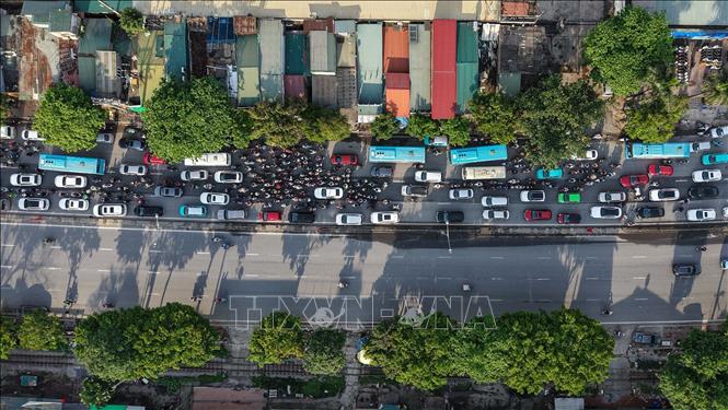 Dòng người từ hướng Quốc lộ 1A đổ về trung tâm Thành phố Hà Nội tăng cao lúc 17h. Ảnh: Hoàng Hiếu - TTXVN