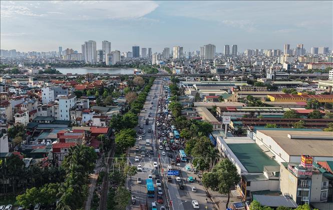 Lượng người và phương tiện tăng cao trên tuyến đường Ngọc Hồi hướng về đường Giải Phóng. Ảnh: Hoàng Hiếu - TTXVN
