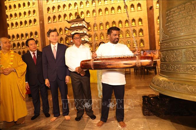 Tổng thống Sri Lanka Anura Kumara Disanayaka thỉnh chuông tại Điện Tam Thế, chùa Bái Đính. Ảnh: Đức Phương - TTXVN