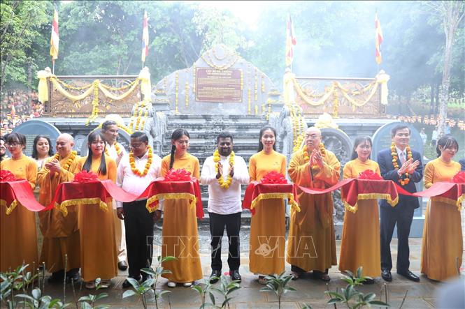 Tổng thống Sri Lanka Anura Kumara Disanayaka cắt băng khánh thành khuôn viên trồng cây Bồ đề Vĩ Đại Cát Tường trong chùa Bái Đính. Ảnh: Đức Phương - TTXVN