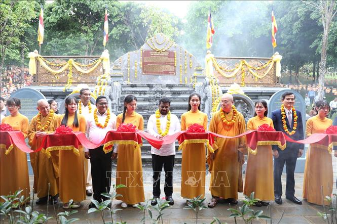 Tổng thống Sri Lanka Anura Kumara Disanayaka cắt băng khánh thành khuôn viên trồng cây Bồ đề Vĩ Đại Cát Tường trong chùa Bái Đính. Ảnh: Đức Phương - TTXVN