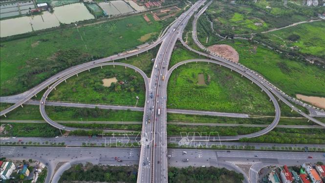 Tại nút giao thông đường dẫn cầu Thanh Trì phía Quốc lộ 5A, các phương tiện di chuyển bình thường lúc 18 giờ. Ảnh: Minh Quyết - TTXVN