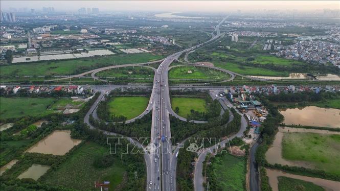 Tại nút giao thông đường dẫn cầu Thanh Trì phía Quốc lộ 5A, các phương tiện di chuyển bình thường lúc 18 giờ. Ảnh: Minh Quyết - TTXVN