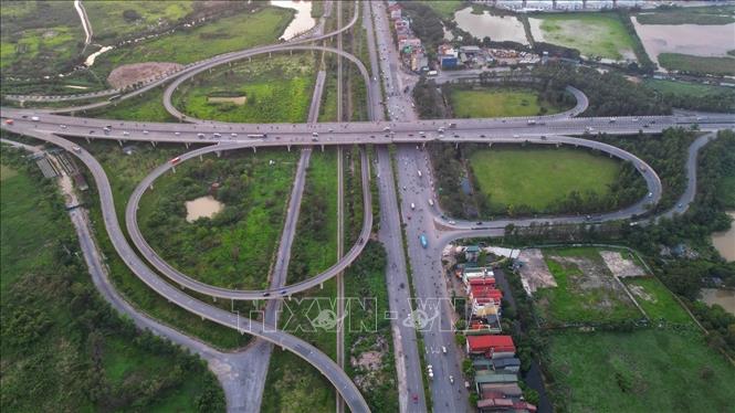 Tại nút giao thông đường dẫn cầu Thanh Trì phía Quốc lộ 5A, các phương tiện di chuyển bình thường lúc 18 giờ. Ảnh: Minh Quyết - TTXVN