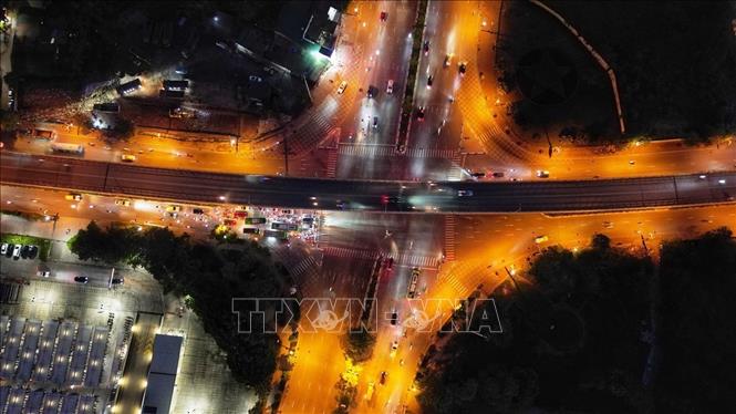 Tại nút giao thông cầu vượt Cổ Linh, các phương tiện di chuyển bình thường lúc 19 giờ. Ảnh: Minh Quyết - TTXVN