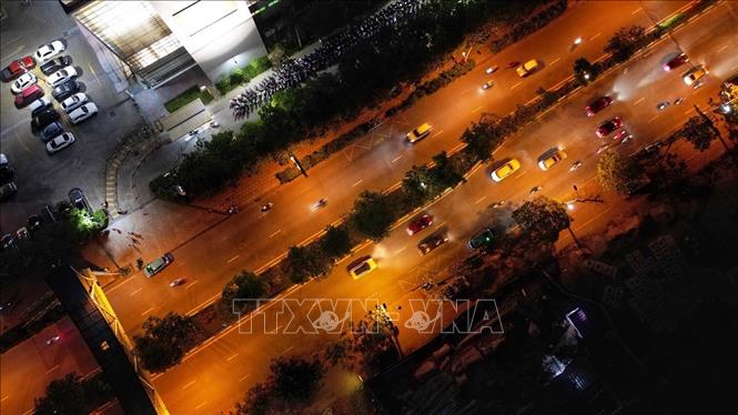 Đường Cổ Linh (Long Biên) các phương tiện di chuyển bình thường lúc 19 giờ. Ảnh: Minh Quyết - TTXVN