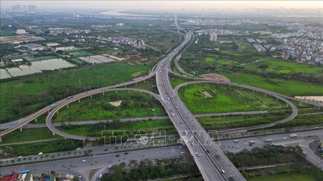 Tại nút giao thông đường dẫn cầu Thanh Trì phía Quốc lộ 5A, các phương tiện di chuyển bình thường lúc 18 giờ. Ảnh: Minh Quyết - TTXVN