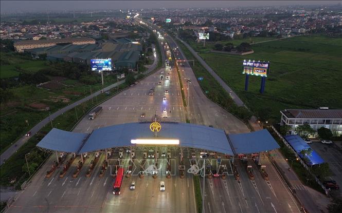 Các phương tiện dễ dàng lưu thông qua trạm soát vé Pháp Vân - Cầu Giẽ hướng đi trung tâm Hà Nội. Ảnh: Quốc Khánh - TTXVN