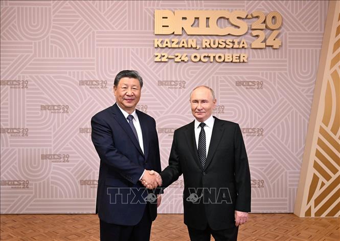 (Tư liệu) Chủ tịch Trung Quốc Tập Cận Bình (trái) và Tổng thống Nga Vladimir Putin tại cuộc gặp ở Kazan, Nga ngày 22/10/2024. Ảnh: THX/TTXVN