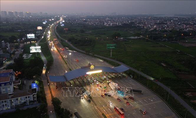 Lưu lượng phương tiện trong ngày cuối kỳ nghỉ năm nay thấp hơn hẳn so với cùng kỳ năm trước; đồng thời việc nhiều người chủ động quay lại Thủ đô từ sớm và lực lượng chức năng tổ chức phân luồng từ xa đã giúp giảm áp lực lên các tuyến cửa ngõ. Ảnh: Quốc Khánh - TTXVN