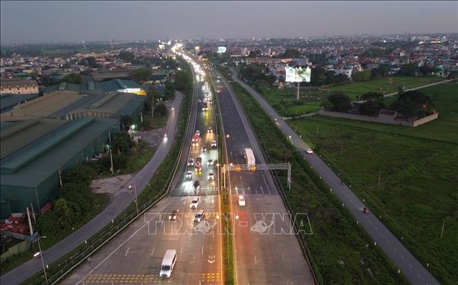 Các phương tiện lưu thông ổn định, không xảy ra tình trạng ùn tắc cục bộ trên cao tốc Pháp Vân - Cầu Giẽ hướng về trung tâm Thủ đô chiều tối 4/5. Ảnh: Quốc Khánh - TTXVN