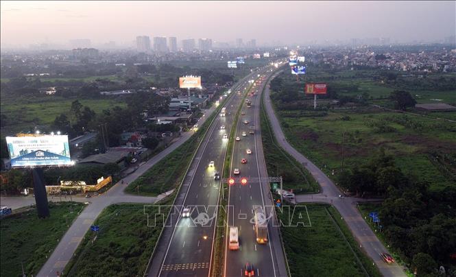 Các phương tiện lưu thông ổn định, không xảy ra tình trạng ùn tắc cục bộ trên cao tốc Pháp Vân - Cầu Giẽ hướng về trung tâm Thủ đô chiều tối 4/5. Ảnh: Quốc Khánh - TTXVN