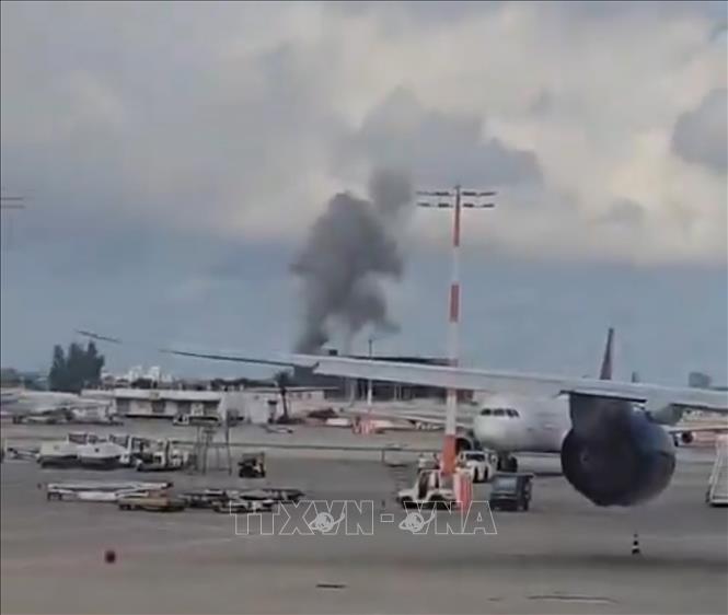 Khói bốc lên sau vụ tấn công bằng tên lửa của lực lượng Houthi ở Yemen nhằm vào khu vực sân bay quốc tế Ben Gurion tại Tel Aviv, Israel ngày 4/5/2025. Ảnh: THX/TTXVN