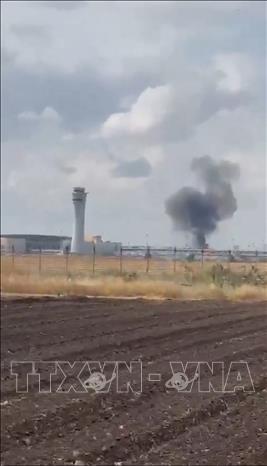 Khói bốc lên sau vụ tấn công bằng tên lửa của lực lượng Houthi ở Yemen nhằm vào khu vực sân bay quốc tế Ben Gurion tại Tel Aviv, Israel ngày 4/5/2025. Ảnh: THX/TTXVN