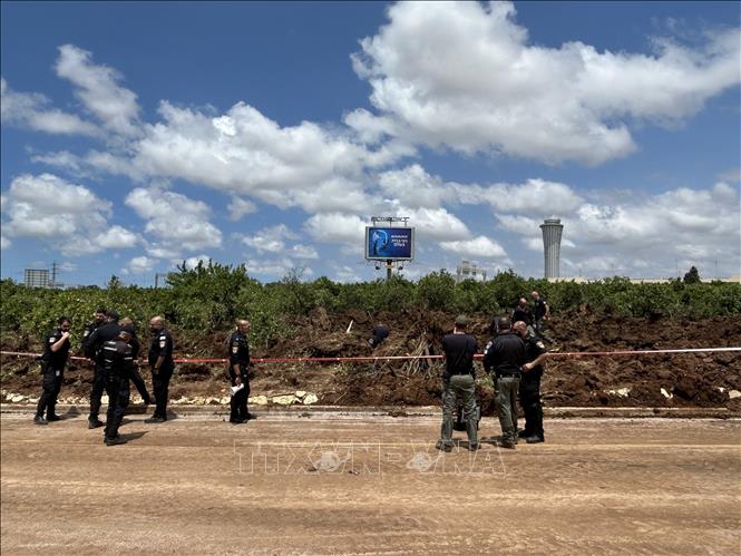 Cảnh sát Israel làm nhiệm vụ gần sân bay quốc tế Ben Gurion tại Tel Aviv sau vụ phóng tên lửa của lực lượng Houthi ở Yemen, ngày 4/5/2025. Ảnh: THX/TTXVN