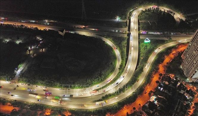 Đường dẫn ra, vào trung tâm thành phố, các phương tiện lưu thông ổn định. Ảnh: Quốc Khánh - TTXVN