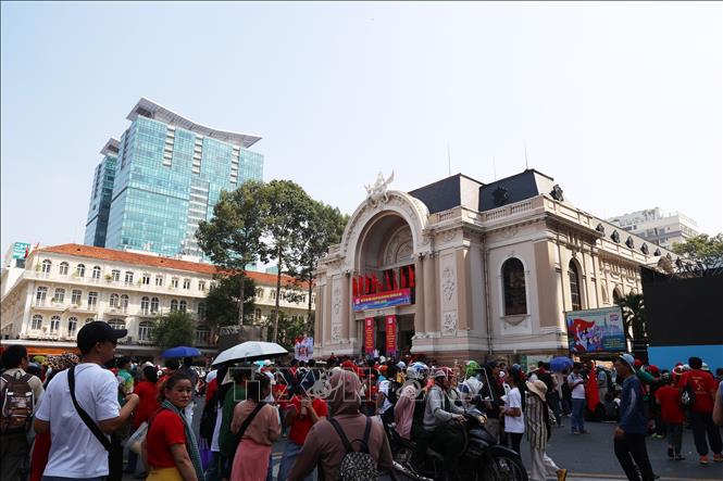 Tourists gather in front of Ho Chi Minh City Opera House on the morning of April 30, 2025. VNA Photo: Hồng Đạt