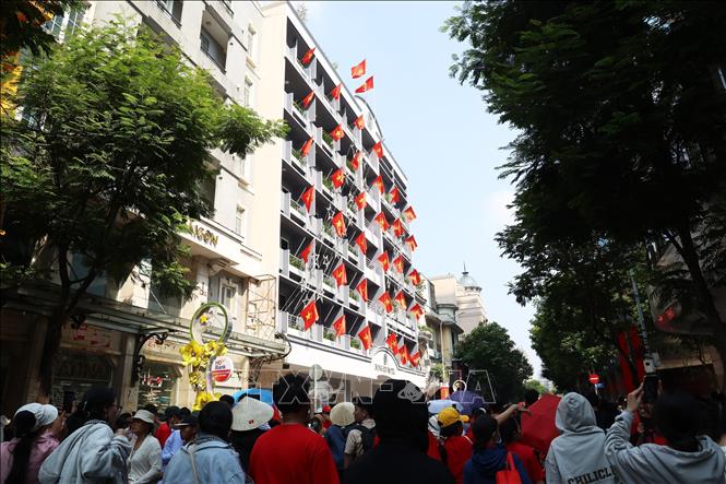 Dong Khoi Road (District 1) on the morning of April 30, 2025 was packed with visitors enjoying the atmosphere of the 50th anniversary of the Liberation of the South and national reunification. VNA Photo: Hồng Đạt