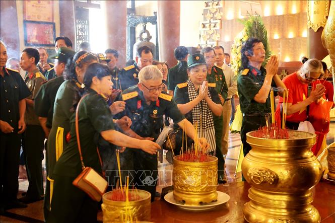 Veterans burn incense to commemorate their comrades at Ben Duoc Temple - Cu Chi on the occasion of the 50th anniversary of the Liberation of the South and National Reunification. VNA Photo: Hồng Đạt
