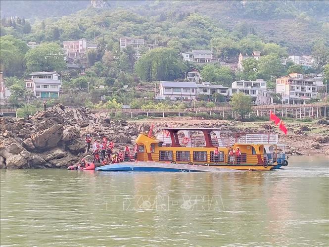 Lực lượng cứu hộ tìm kiếm nạn nhân trong vụ lật thuyền du lịch tại Kiềm Tây, tỉnh Quý Châu, Trung Quốc, ngày 4/5/2025. Ảnh: THX/TTXVN