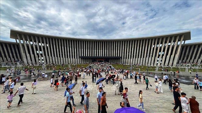 Vietnam Military History Museum attracts a large number of visitors during the public holiday. VNA Photo