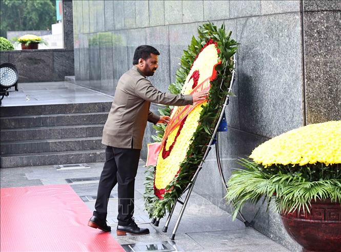 Sri Lankan President Anura Kumara Dissanayake lays a wreath in tribute to President Ho Chi Minh. VNA Photo: Lâm Khánh
