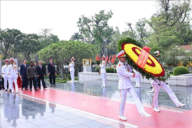 Sri Lankan President Anura Kumara Dissanayake lays a wreath in tribute to Vietnamese martyrs at the Monument for Heroic Martyrs on Bac Son street. VNA Photo