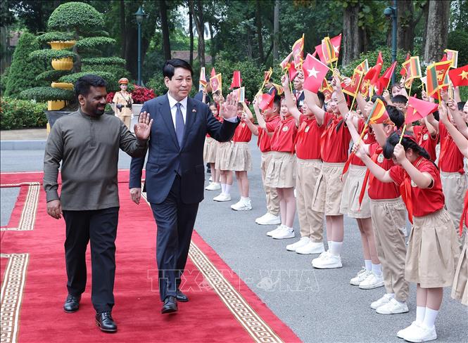 Hanoi children welcome Sri Lankan President Anura Kumara Dissanayake. VNA Photo: Lâm Khánh