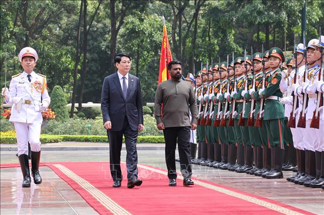 State President Luong Cuong and Sri Lankan President Anura Kumara Dissanayake review the guard of honour. VNA Photo: Lâm Khánh