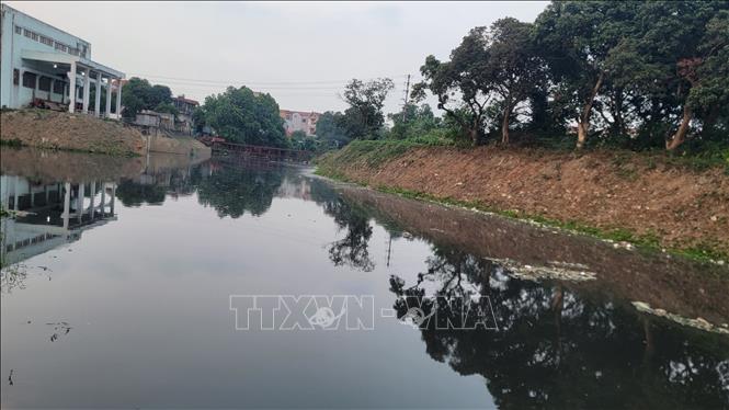 Kênh, mương dẫn nước vào Trạm bơm Như Quỳnh cũng luôn trong tình trạng nước đen ngòm do ô nhiễm. Ảnh: Mạnh Khánh - TTXVN