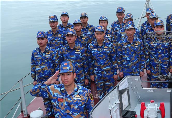 Cán bộ, chiến sĩ tàu lôi 312, Lữ đoàn 170 (Vùng 1 Hải quân) thực hiện nghi lễ chào cờ đầu tuần. Ảnh: Trọng Đức - TTXVN