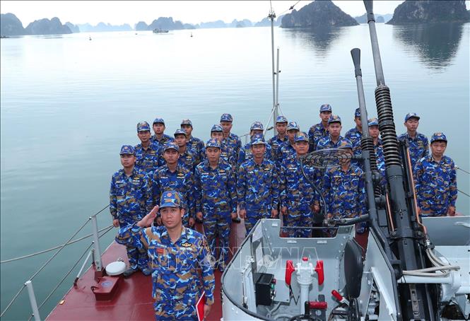 Cán bộ, chiến sĩ tàu lôi 312, Lữ đoàn 170 (Vùng 1 Hải quân) thực hiện nghi lễ chào cờ đầu tuần. Ảnh: Trọng Đức - TTXVN